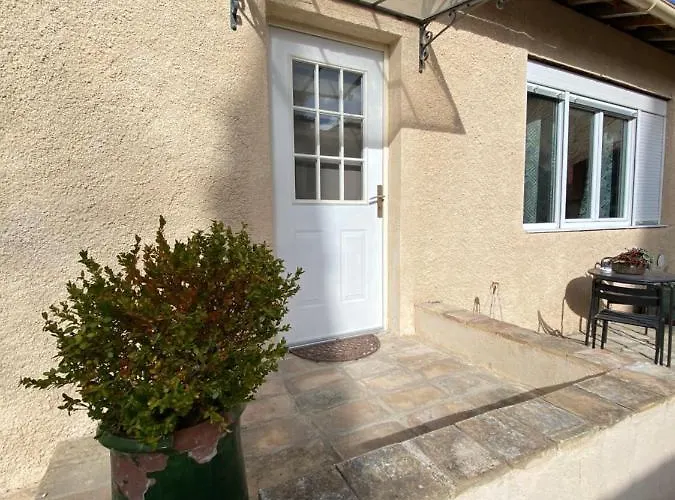 Studio Climatise Dans Un Ancien Domaine Viticole